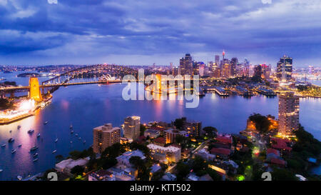 Stadt Sydney CBD von Blues- und North Sydney bei Sonnenuntergang mit hellen famours illiumination von Sehenswürdigkeiten rund um den Hafen in erhöhten Luftaufnahme. Stockfoto