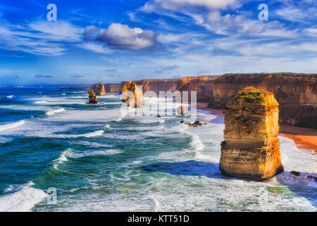 Getrennt erodiert Kalksteinfelsen der zwölf Apostel Felsformation im Marina Park an der Great Ocean Road während des Tages im hellen Sonnenlicht unter Stockfoto