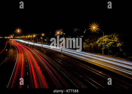 Leichte Wege auf einer Autobahn bei Nacht, Perth, Western Australia, Australien Stockfoto