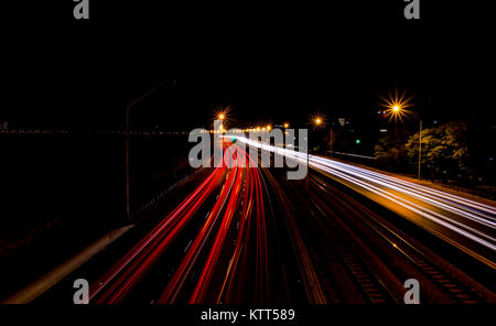 Leichte Wege auf einer Autobahn bei Nacht, Perth, Western Australia, Australien Stockfoto