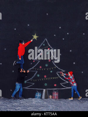 Vater und zwei Kinder Verzieren eines konzeptionellen Weihnachtsbaum Stockfoto