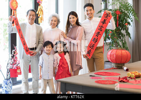 Fröhlicher junger Familie Feiern zum chinesischen Neujahrsfest Stockfoto