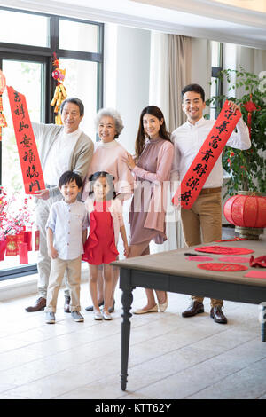 Fröhlicher junger Familie Feiern zum chinesischen Neujahrsfest Stockfoto