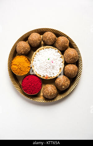 Tilgul oder Til Gul mit Haldi Kumkum und Halwa/chiranji oder Zucker Kugeln für Makar Sankranti Festival Stockfoto