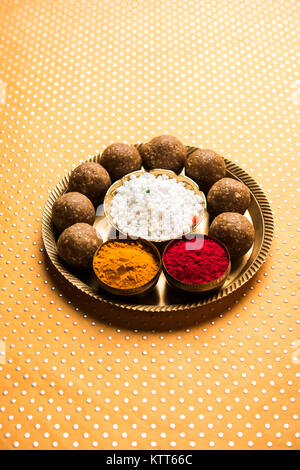 Tilgul oder Til Gul mit Haldi Kumkum und Halwa/chiranji oder Zucker Kugeln für Makar Sankranti Festival Stockfoto