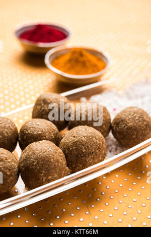 Tilgul oder Til Gul mit Haldi Kumkum und Halwa/chiranji oder Zucker Kugeln für Makar Sankranti Festival Stockfoto