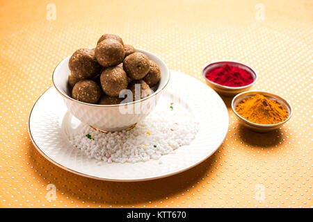 Tilgul oder Til Gul mit Haldi Kumkum und Halwa/chiranji oder Zucker Kugeln für Makar Sankranti Festival Stockfoto