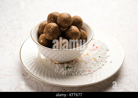Tilgul oder Til Gul mit Haldi Kumkum und Halwa/chiranji oder Zucker Kugeln für Makar Sankranti Festival Stockfoto