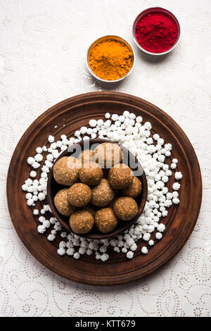 Tilgul oder Til Gul mit Haldi Kumkum und Halwa/chiranji oder Zucker Kugeln für Makar Sankranti Festival Stockfoto