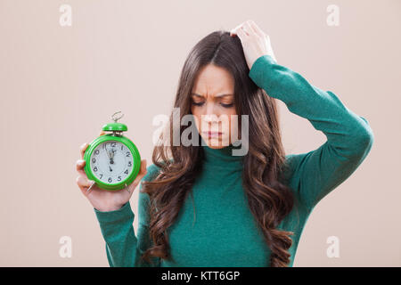 Frau mit Uhr, zeigt fünf bis zwölf Zeit Stockfoto