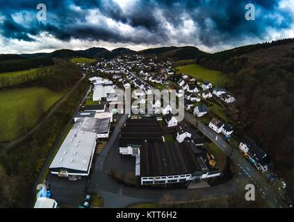 Luftbild des Dorfes Kirchveischede in der Region Sauerland in Deutschland Stockfoto