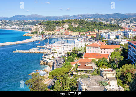 Tageslicht sonnig Blick auf die städtischen Gebäude. Der strahlend blaue Himmel und Meer. Die Berge im Hintergrund. Nizza, Frankreich Stockfoto