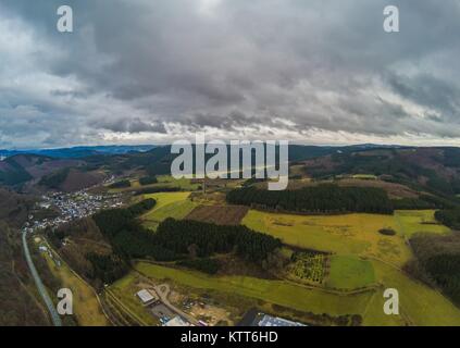 Luftbild des Dorfes Kirchveischede in der Region Sauerland in Deutschland Stockfoto