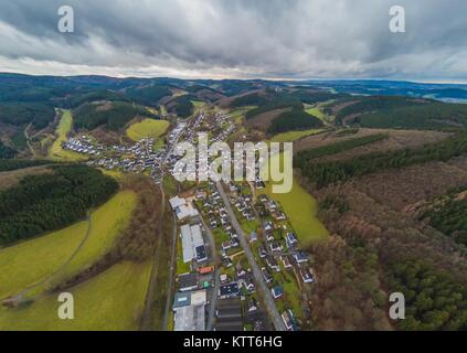 Luftbild des Dorfes Kirchveischede in der Region Sauerland in Deutschland Stockfoto