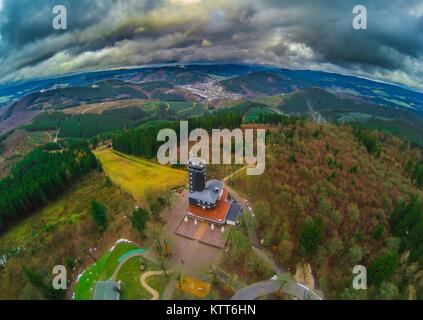 Luftbild von der Sicht Hohen Bracht in der Region Sauerland in Deutschland Stockfoto