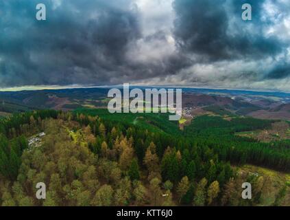 Luftbild von der Sicht Hohen Bracht in der Region Sauerland in Deutschland Stockfoto