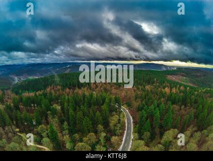 Luftbild von der Sicht Hohen Bracht in der Region Sauerland in Deutschland Stockfoto