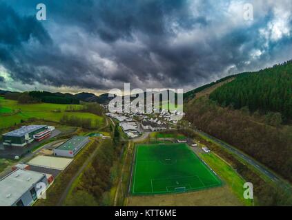 Luftbild des Dorfes Kirchveischede in der Region Sauerland in Deutschland Stockfoto