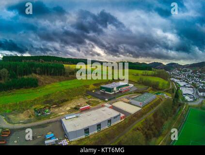 Luftbild des Dorfes Kirchveischede in der Region Sauerland in Deutschland Stockfoto