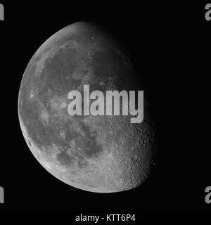 Schwindende Gibbous Mond isoliert auf schwarzen Hintergrund, 74 % der Oberfläche sichtbar, Bild mit hoher Auflösung Stockfoto