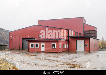 Postindustriellen Landschaft der abgebrochenen nickel Aluminiumhütte in Evje, Norwegen, während neblig verregneten Tag der späten Herbst. Stockfoto