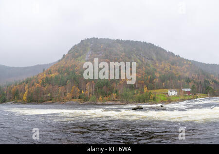 Postindustriellen Landschaft der abgebrochenen nickel Aluminiumhütte in Evje, Norwegen, während neblig verregneten Tag der späten Herbst. Stockfoto