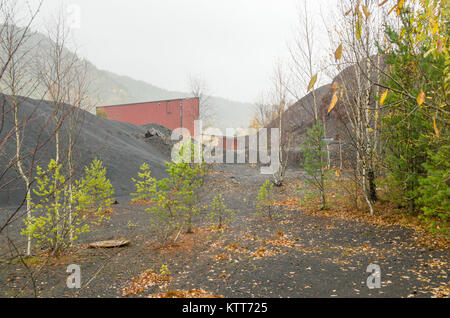 Postindustriellen Landschaft der abgebrochenen nickel Aluminiumhütte in Evje, Norwegen, während neblig verregneten Tag der späten Herbst. Stockfoto