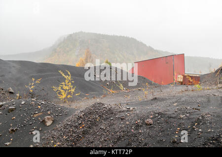 Postindustriellen Landschaft der abgebrochenen nickel Aluminiumhütte in Evje, Norwegen, während neblig verregneten Tag der späten Herbst. Stockfoto