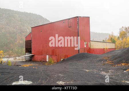 Postindustriellen Landschaft der abgebrochenen nickel Aluminiumhütte in Evje, Norwegen, während neblig verregneten Tag der späten Herbst. Stockfoto