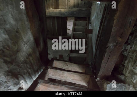 Treppen und unterirdischen Keller in alten mittelalterlichen Turm Stockfoto