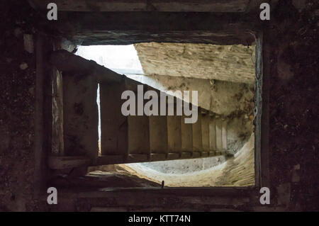 Treppen und unterirdischen Keller in alten mittelalterlichen Turm Stockfoto