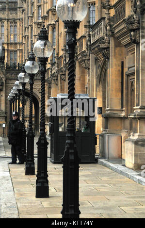 Ein Polizist im Dienst in einer Sentry box bei den Häusern des Parlaments oder der Palast von Westminster in London. Schutz und Sicherheit von MP's. Stockfoto