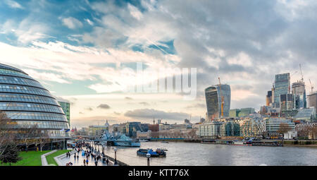 Die Themse ist bei Touristen beliebt, die Bootsfahrten die Reisen zur Westminster Bridge nach Greenwich, mit vielen berühmten Gebäuden entlang Stockfoto