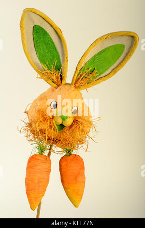 Hase Osterhase Puppe auf weißem Hintergrund Stockfoto