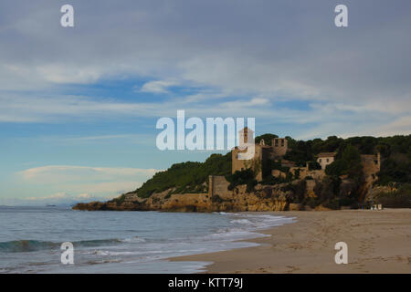 Tamarit Burg neben mediterranen Meer in Tarragona, Katalonien, Spanien Stockfoto