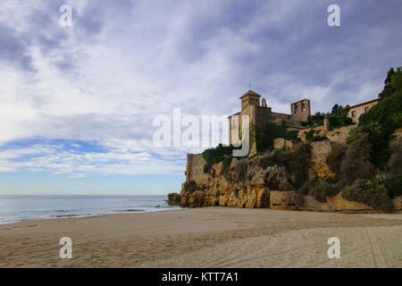 Tamarit Burg neben mediterranen Meer in Tarragona, Katalonien, Spanien Stockfoto