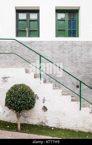 Windows, Schritte und kleiner Baum, Fassade eines alten weiß gekalkte Haus in Guia De Isora, Teneriffa, Kanarische Inseln, Spanien Stockfoto