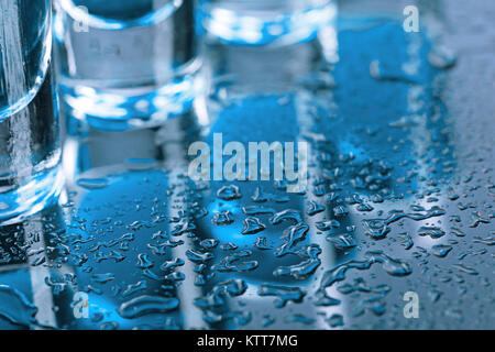 Wodka Glas mit Eis auf Blau studio Hintergrund Stockfoto