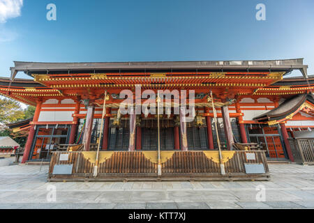 Kyoto, Japan. Honden (Große Halle) Japan wichtiges Kulturgut. Yasaka Shinto Schrein Szene ohne die Menschen am frühen Morgen bei Sonnenaufgang Stockfoto