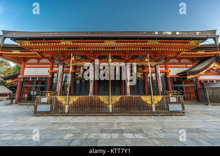 Kyoto, Japan. Honden (Große Halle) Japan wichtiges Kulturgut. Yasaka Shinto Schrein Szene ohne die Menschen am frühen Morgen bei Sonnenaufgang Stockfoto