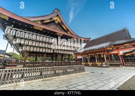 Honden (Main Hall) und Maidono (Dance Hall) mit Laternen (Chouchin) mit den Namen der Spender. Yasaka Shinto Schrein bei Sonnenaufgang. Kyoto, Japan Stockfoto