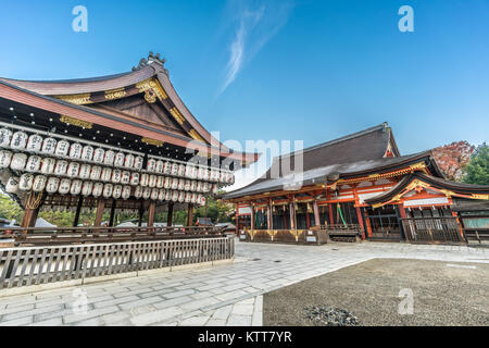 Honden (Main Hall) und Maidono (Dance Hall) mit Laternen (Chouchin) mit den Namen der Spender. Yasaka Shinto Schrein bei Sonnenaufgang. Kyoto, Japan Stockfoto