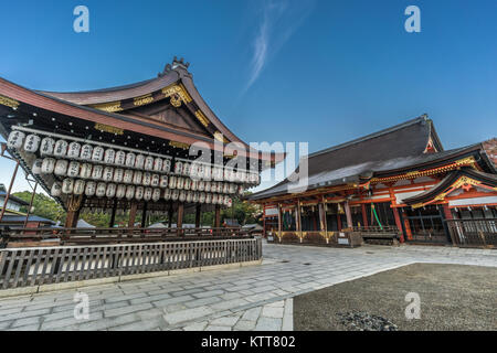 Honden (Main Hall) und Maidono (Dance Hall) mit Laternen (Chouchin) mit den Namen der Spender. Yasaka Shinto Schrein bei Sonnenaufgang. Kyoto, Japan Stockfoto