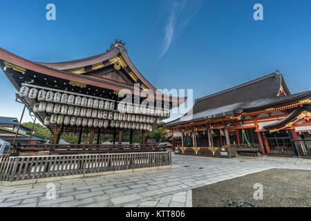 Honden (Main Hall) und Maidono (Dance Hall) mit Laternen (Chouchin) mit den Namen der Spender. Yasaka Shinto Schrein bei Sonnenaufgang. Kyoto, Japan Stockfoto