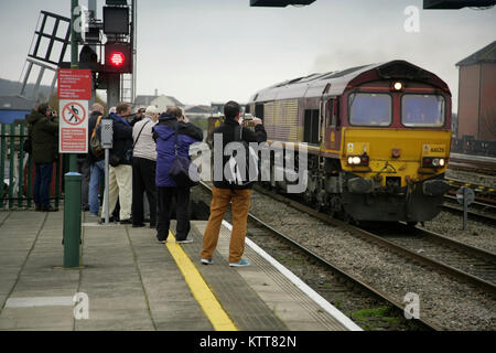 Rail Enthusiasten fotografieren EWS Class 66 Diesel Lokomotive 66120 an der Hauptbahnhof Cardiff, Wales. Stockfoto