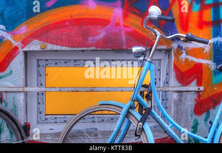 Kellerfenster, Fahrrad, Hauswand mit Graffiti im Ostertorviertel bei Abenddämmerung, Bremen, Deutschland, Europa ich Fahrrad, Alte Hauswand und windo Stockfoto