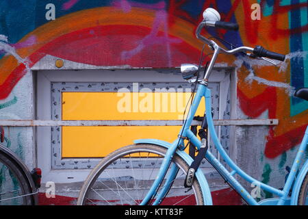 Kellerfenster, Fahrrad, Hauswand mit Graffiti im Ostertorviertel bei Abenddämmerung, Bremen, Deutschland, Europa ich Fahrrad, Alte Hauswand und windo Stockfoto