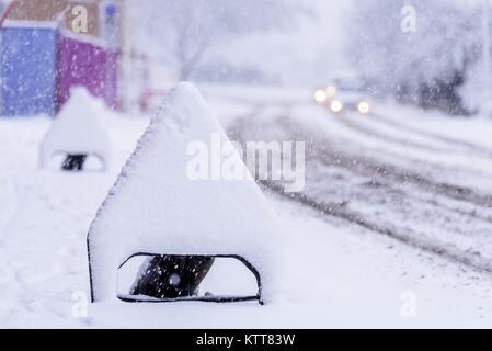 Schnee bedeckt Schild auf de Autobahn Straße Stockfoto