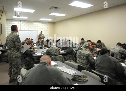 Sofortige Reaktion Kraft (IRF) Flieger an der New York Air National Guard 106 Rettung Flügel zugeordnet, dabei darauf achten, dass der Verwaltungsaufwand, bevor Sie auf ein Post im Winter Storm Stella Vorbereitung bei Francis S. Gabreski ANGB in Westhampton Beach, N.Y., 13. März vergeben. 30 Flieger von um die 106 Rettung Flügel waren die IRF zur Unterstützung der Region 1 - Long Island im Winter Storm Stella zugeordnet. (U.S. Air Force Master Sgt. Cheran A. Cambridge) Stockfoto