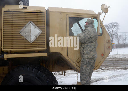 Oberst Michael W. Bank, der Long Island Joint Task Force Commander der New York Air National Guard 106 Rettung Flügel zugeordnet, spricht mit älteren Flieger Chante Coleman, ein 106 Rettung Flügel Flieger zu Joint Task Force Empire Schild im Winter Storm Stella zugewiesen an der Abteilung Transport in Syosset, New York, März 14. Joint Task Force Empire Schild besteht aus New York, Armee und Nationalgarde aus verschiedenen Basen im Zustand. (U.S. Air Force Master Sgt. Cheran A. Cambridge) Stockfoto